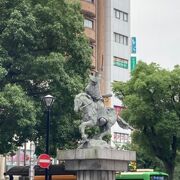 広場にある騎馬像