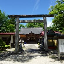 千秋公園内に建っています