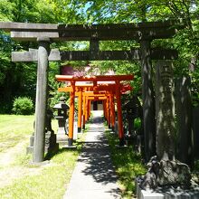 境内に正一位与次郎稲荷神社