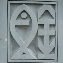 美術館通りに面した魚金の店舗の標識です。魚に金のデザインです