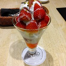 十勝ジャージーミルクいちごパフェ(1540円)