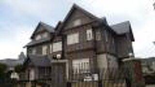 チューダー様式の建物は重要文化財