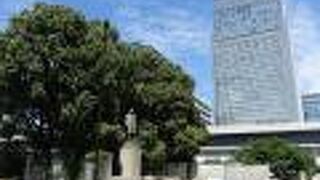 青空にすくっと