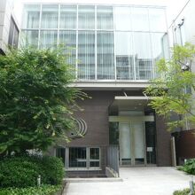 旅の図書館の北側の入口です。緑豊かな樹木に囲まれています。