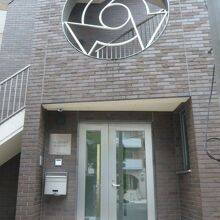 旅の図書館の東側入口です。こちらの入口が主たる出入口でしょう