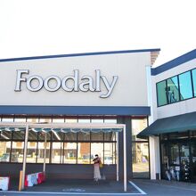 シャープな外観の霧島店