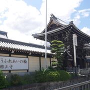 西本願寺の手前に。