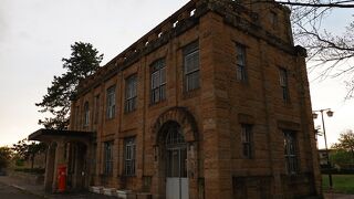 地元特産の高畠石で建てられている：旧高畠駅