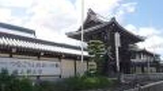 西本願寺の手前に。