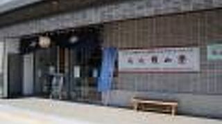 曳山祭に使われる傘鉾、庵屋台、曳山を展示してる施設ですが、この日はお祭りで中は空っぽ。