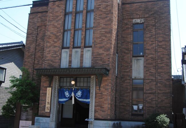 街の中心部にあり、国有形文化財に登録されている建物です。