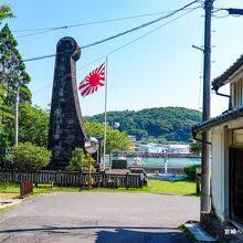 美々津の港側に建つ日本海軍発祥の地の碑 （