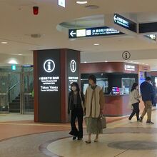 メインアベニューにある案内所