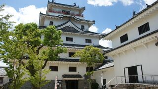 形の良い平山城は虹の松原も望める絶景ポイント！