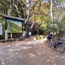 番所跡。右に駐輪している電動レンタサイクルで登りました。