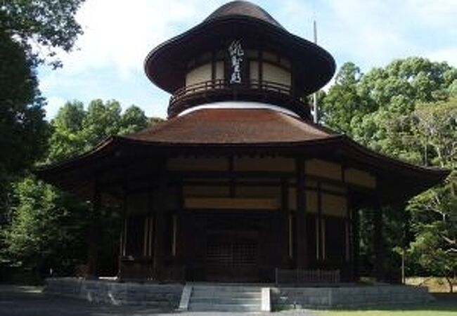 松尾芭蕉生誕300年を記念した建物