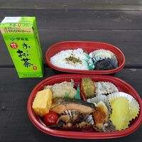 「上高地・山の弁当」ホテル庭のベンチでいただきました。