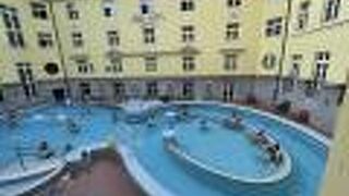 地元の人が通う老舗温泉