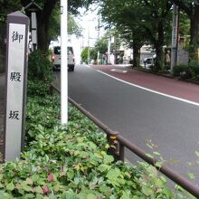 現在の道路は、まっすぐに登っていく。