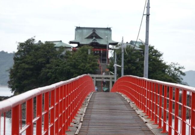 瀬戸内海に浮かぶ神社