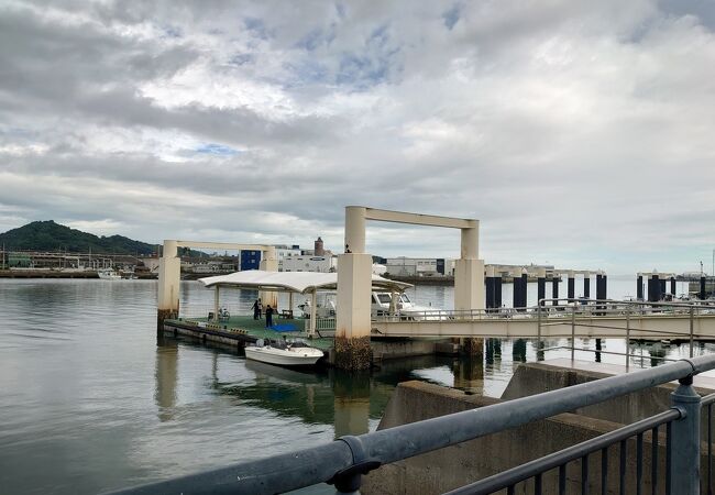 粟島汽船で宮ノ下港から志々島へ