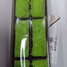 求肥に若草色のそぼろをまぶしたお菓子