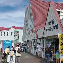 奥の建物の2階がレストラン