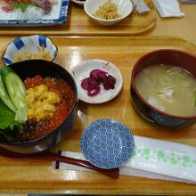 ウニいくら丼　２５００円