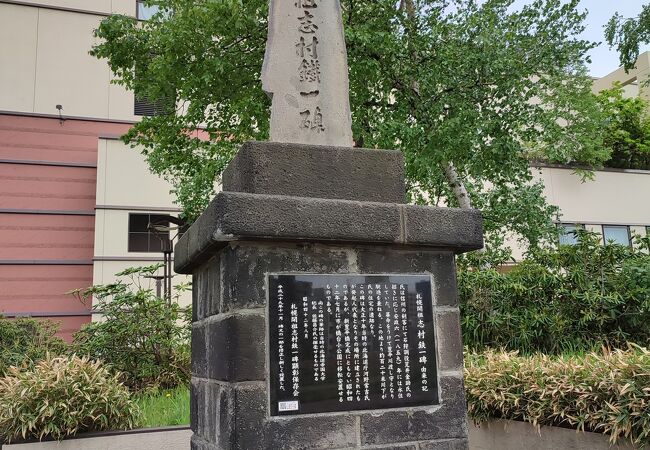 こちらは立派な碑