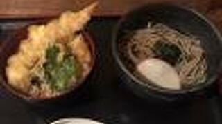  選べるミニミニセット　ミニ海老天丼＋ミニ温そば　￥900-