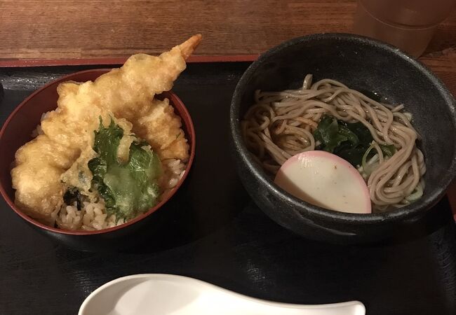  選べるミニミニセット　ミニ海老天丼＋ミニ温そば　￥900-