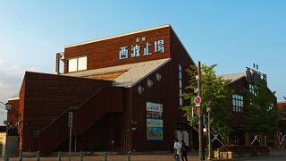 ここだけで様々な北海道土産を買い揃えることが出来る：函館西波止場