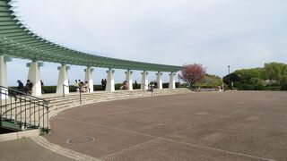 高台に位置する眺めの良い公園