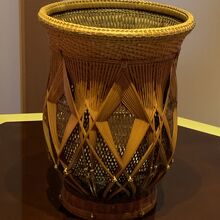 「聚楽の間」の竹工芸の花籠。