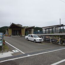 駅の全景。国道55号線沿いにあります。