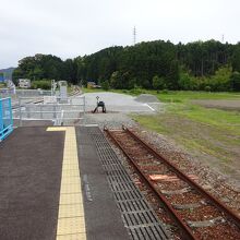 末端で線路が切れていて、阿佐海岸鉄道とはつながっていない。