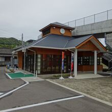 甲浦駅の駅舎に相当する建物。売店の入った休憩所です。