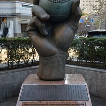 野球ボールを握った石碑