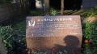 明治時代に開校された外国語学校発祥の碑