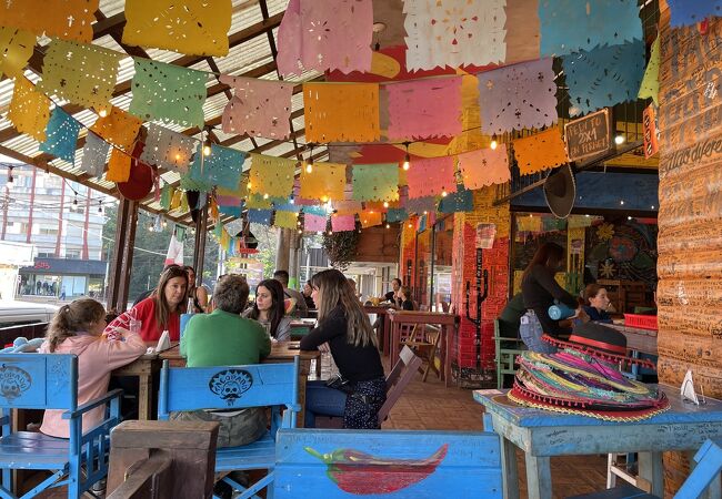 内装がカラフルなメキシコ風料理のレストランバー。バスターミナルを出て坂を下ったところにあります