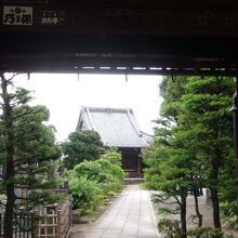 参道と本堂の向きが微妙に傾く