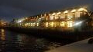 ライトアップされた姿が赤レンガ倉庫に似ている