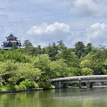 遊覧船から見た松江城、北堀橋、外堀