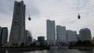 みなとみらいのビル群の前を横切るエアキャビンが見える