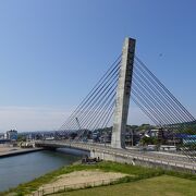 上庄川に架かる美しい斜張橋