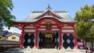 色鮮やかな拝殿が印象的でした