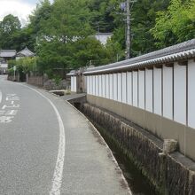 道路右手にあるのが藍染川です。深い道路側溝のように見えます。