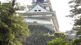 見上げるような天守閣