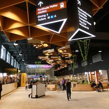 フードコートのテーブルや椅子やソファーが中央に