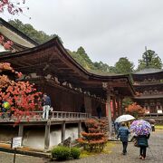 紅葉が美しく鎌倉建築も素晴らしい寺。